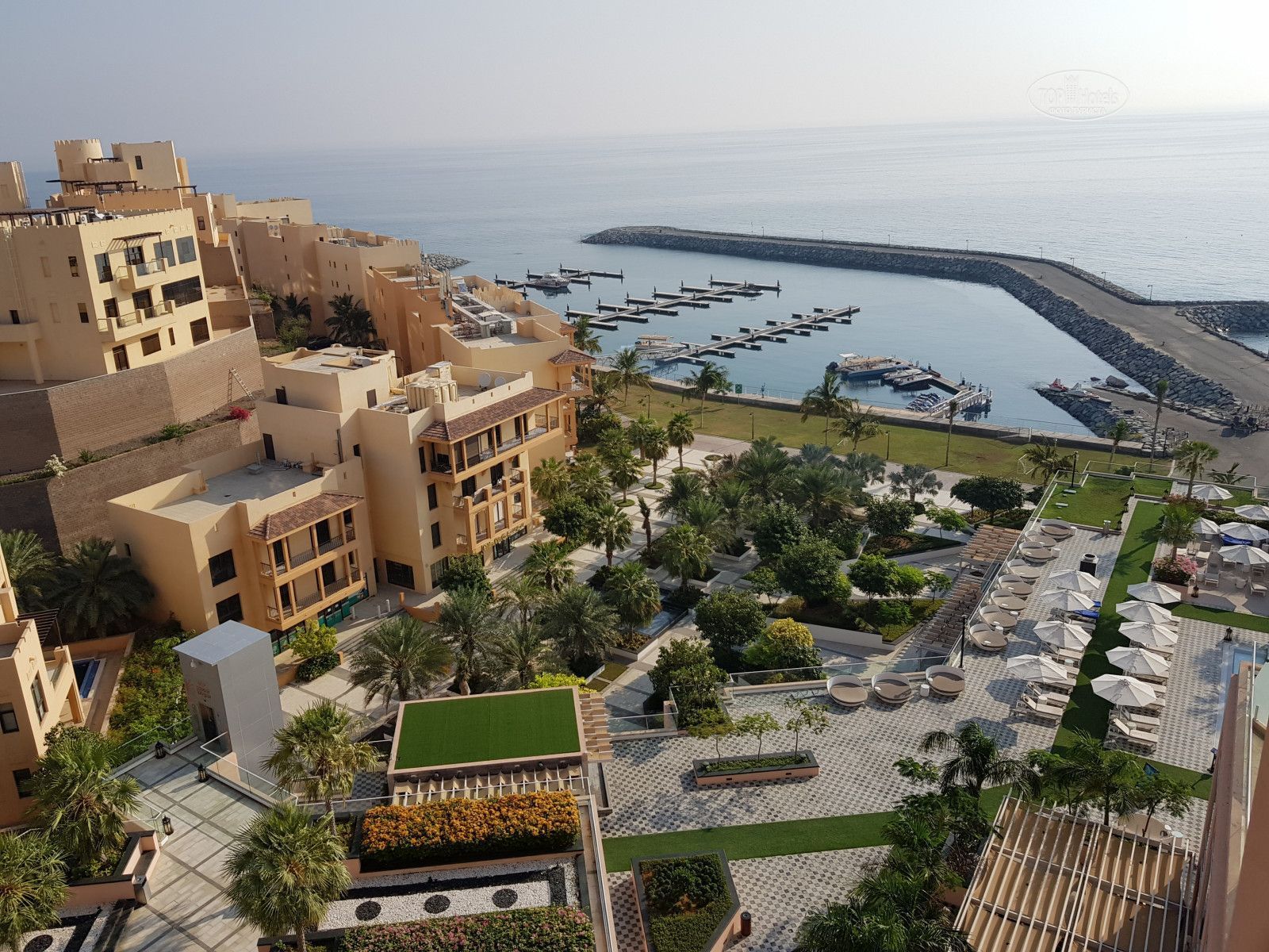 Отель Fairmont Fujairah Beach Resort