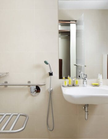 imgi_44_mhpmc-accessible-bathroom-5249-hor-wide