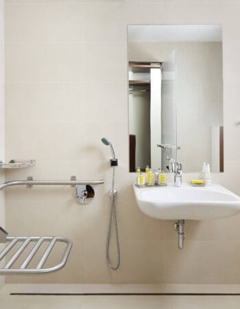 imgi_93_mhpmc-accessible-bathroom-5249-hor-clsc